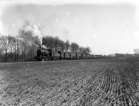 806676 Afbeelding van een stoomlocomotief uit de serie 3400 van de N.S. met een olietrein nabij Dalfsen.